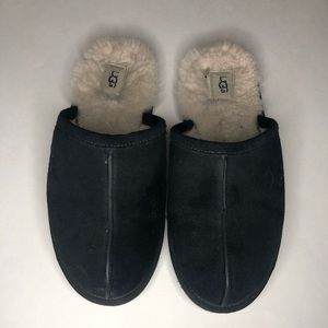 Ugg slippers. Men’s size 11, blue.